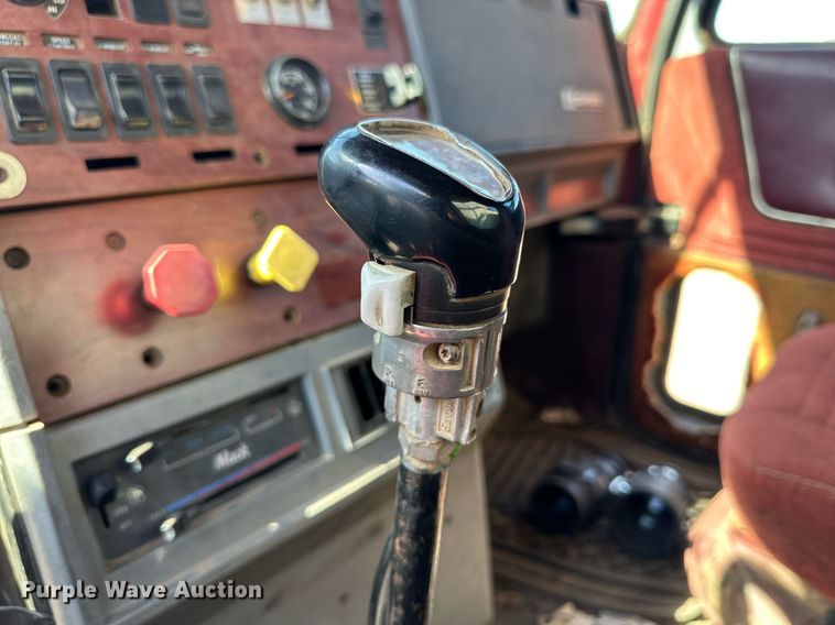 image for item DD3303 1999 Mack CH613 water truck