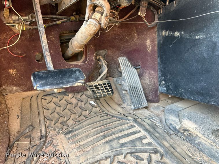 image for item DD3303 1999 Mack CH613 water truck