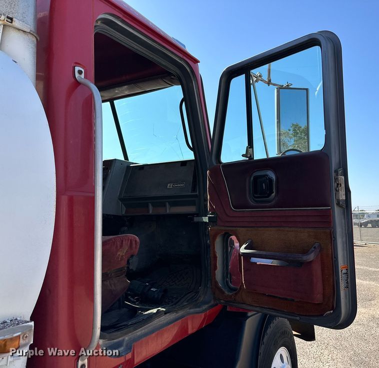 image for item DD3303 1999 Mack CH613 water truck