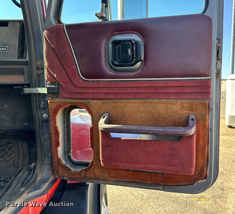 image for item DD3303 1999 Mack CH613 water truck