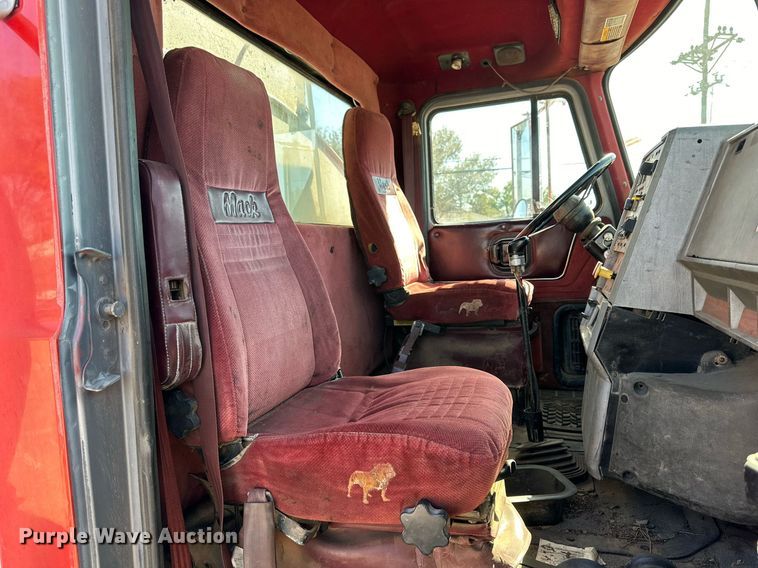 image for item DD3303 1999 Mack CH613 water truck