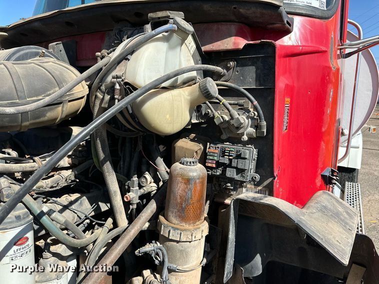 image for item DD3303 1999 Mack CH613 water truck