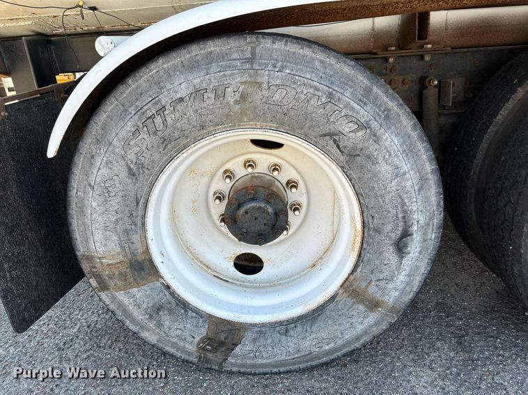 image for item DD3303 1999 Mack CH613 water truck