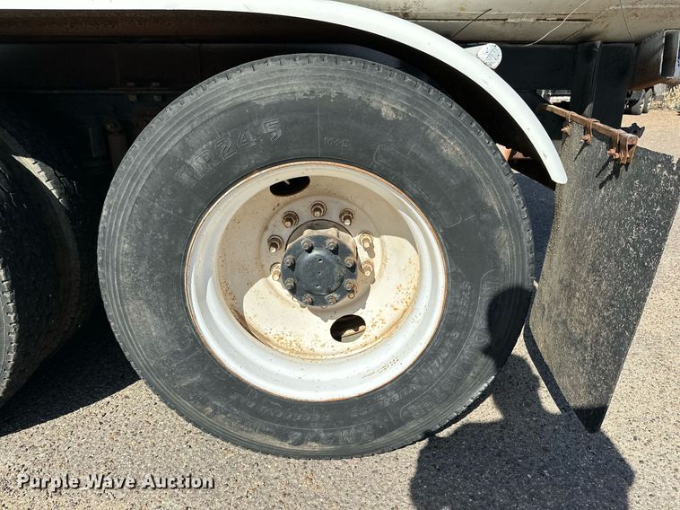 image for item DD3303 1999 Mack CH613 water truck