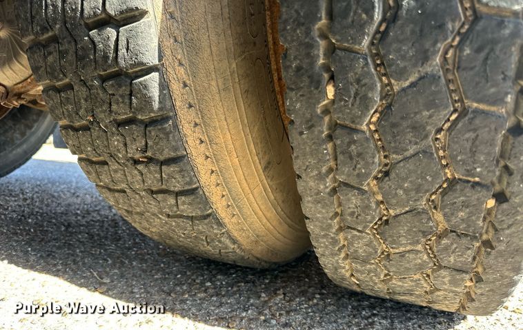 image for item DD3303 1999 Mack CH613 water truck