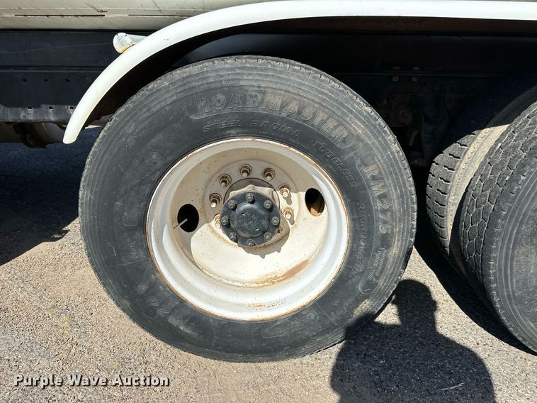 image for item DD3303 1999 Mack CH613 water truck