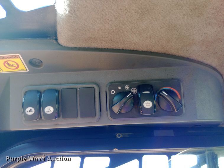 image for item DH1449 2012 Caterpillar  272C skid steer loader