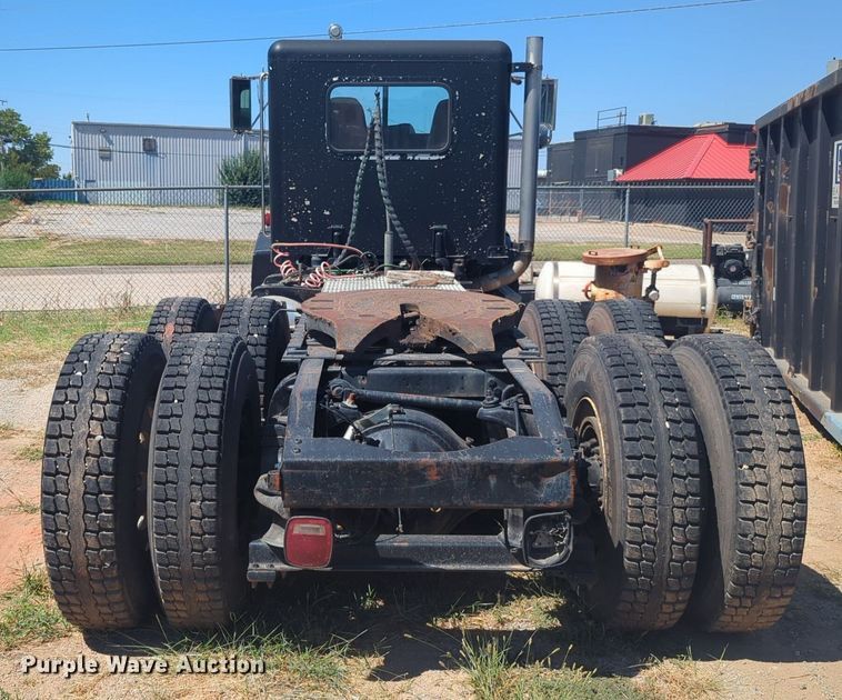 image for item DL1073 1996 Peterbilt 377 semi truck