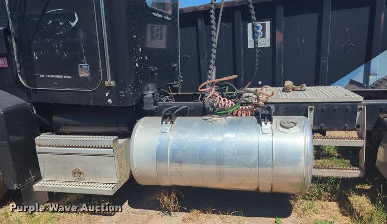 image for item DL1073 1996 Peterbilt 377 semi truck