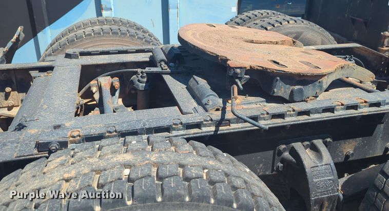 image for item DL1073 1996 Peterbilt 377 semi truck