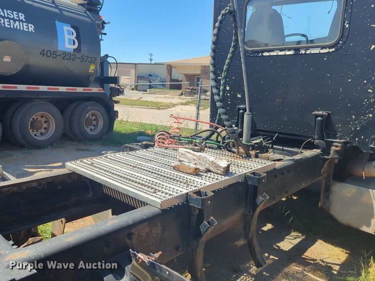 image for item DL1073 1996 Peterbilt 377 semi truck