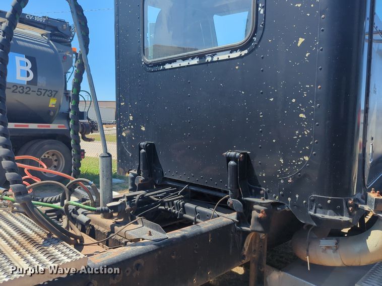 image for item DL1073 1996 Peterbilt 377 semi truck