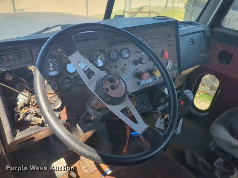 image for item DL1073 1996 Peterbilt 377 semi truck