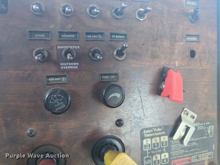 image for item DL1073 1996 Peterbilt 377 semi truck