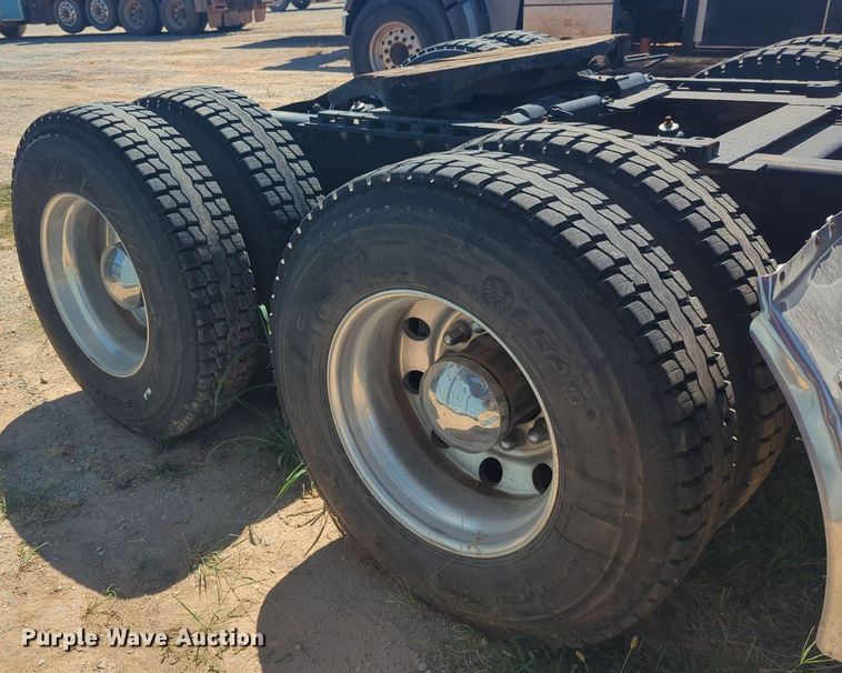 image for item DL1073 1996 Peterbilt 377 semi truck