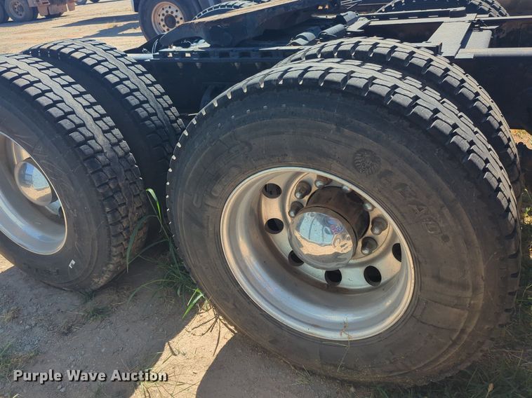 image for item DL1073 1996 Peterbilt 377 semi truck