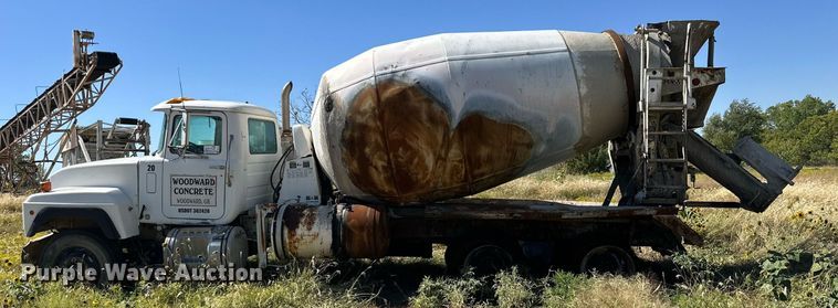 image for item DM2698 1997 Mack RD690S ready mix truck
