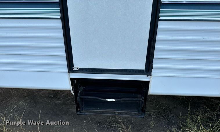 image for item DN0752 2001 Forrest River  Sandpiper 38BHDS camper