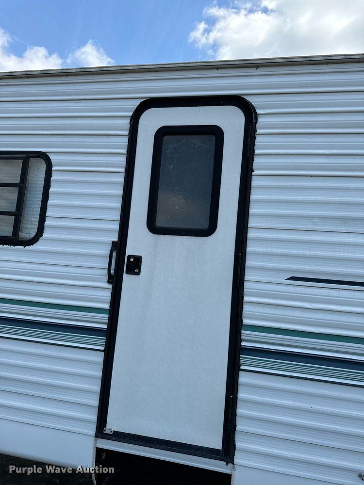 image for item DN0752 2001 Forrest River  Sandpiper 38BHDS camper