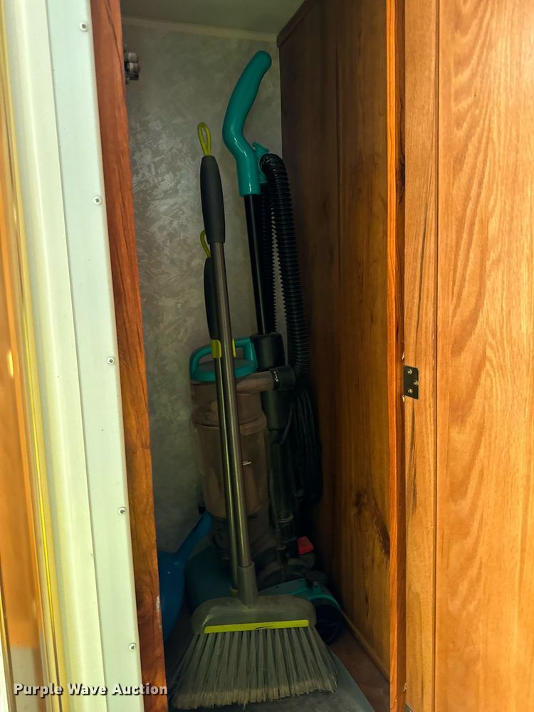 image for item DN0752 2001 Forrest River  Sandpiper 38BHDS camper