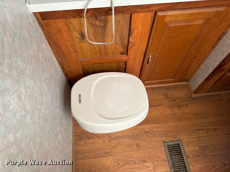 image for item DN0752 2001 Forrest River  Sandpiper 38BHDS camper