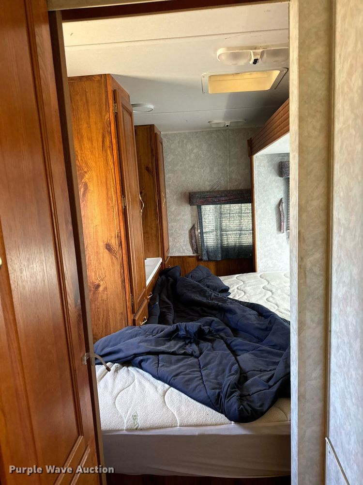 image for item DN0752 2001 Forrest River  Sandpiper 38BHDS camper