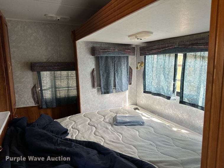 image for item DN0752 2001 Forrest River  Sandpiper 38BHDS camper