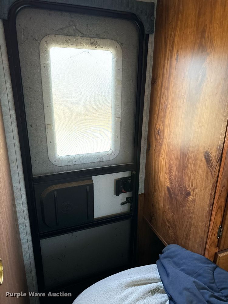 image for item DN0752 2001 Forrest River  Sandpiper 38BHDS camper