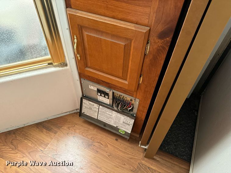 image for item DN0752 2001 Forrest River  Sandpiper 38BHDS camper