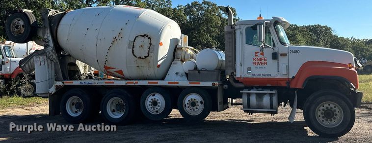 image for item DN0771 2004 International  5500i ready mix truck