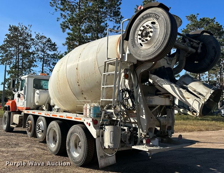 image for item DN0771 2004 International  5500i ready mix truck