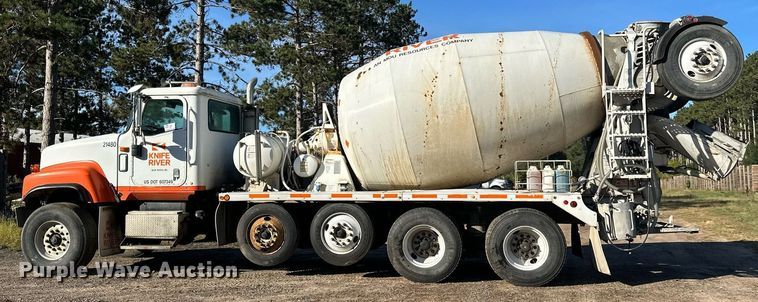 image for item DN0771 2004 International  5500i ready mix truck