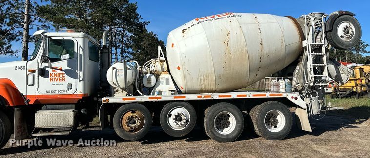 image for item DN0771 2004 International  5500i ready mix truck