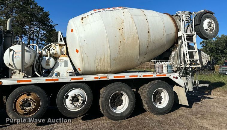 image for item DN0771 2004 International  5500i ready mix truck