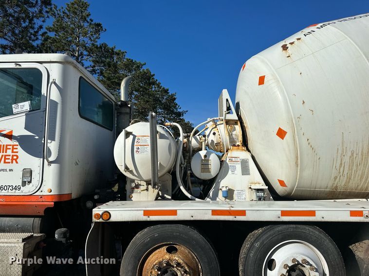 image for item DN0771 2004 International  5500i ready mix truck