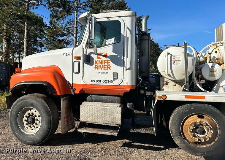 image for item DN0771 2004 International  5500i ready mix truck