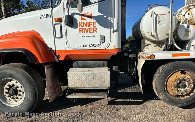 image for item DN0771 2004 International  5500i ready mix truck