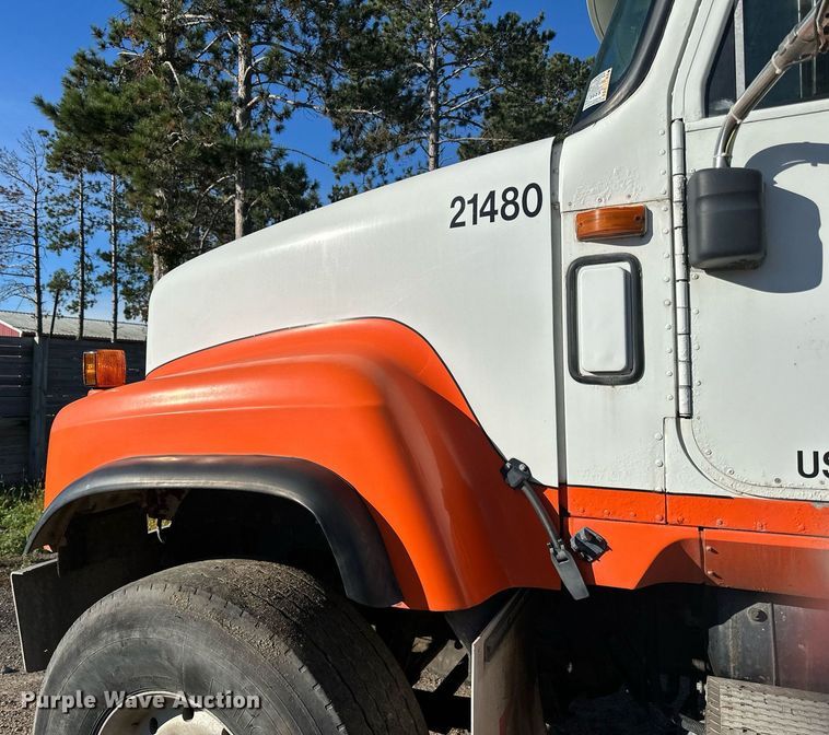 image for item DN0771 2004 International  5500i ready mix truck