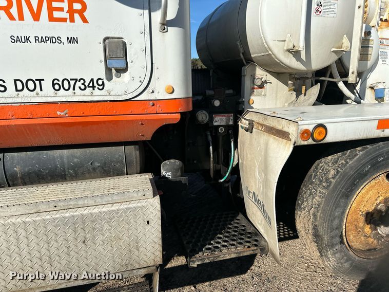 image for item DN0771 2004 International  5500i ready mix truck