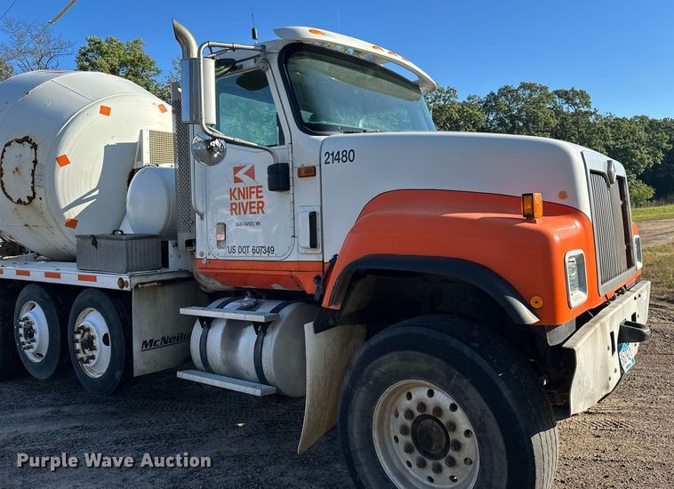 image for item DN0771 2004 International  5500i ready mix truck