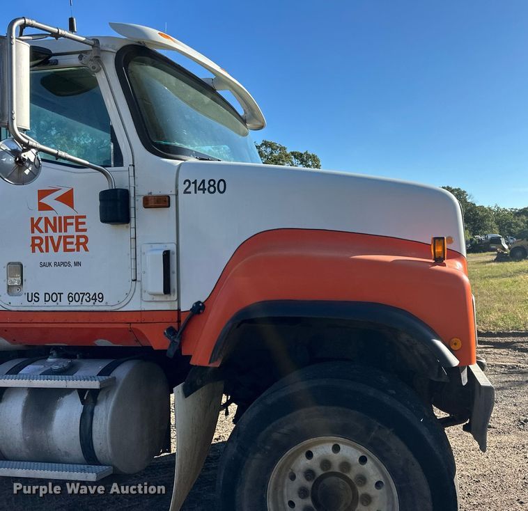 image for item DN0771 2004 International  5500i ready mix truck