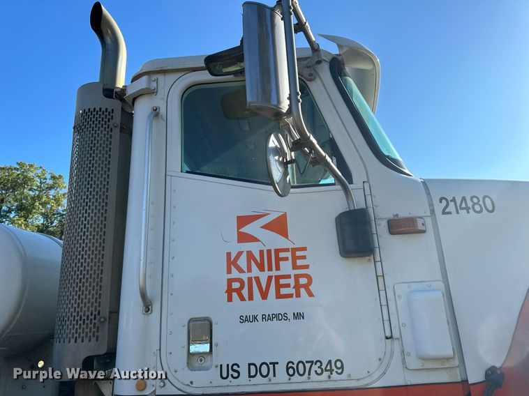 image for item DN0771 2004 International  5500i ready mix truck