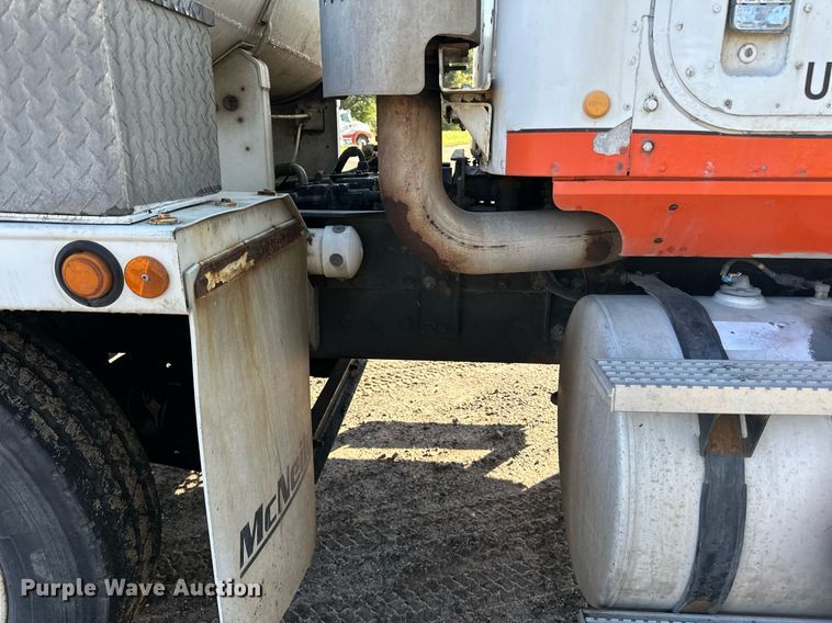 image for item DN0771 2004 International  5500i ready mix truck