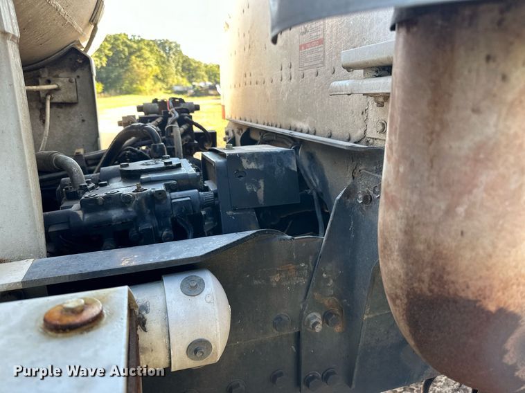 image for item DN0771 2004 International  5500i ready mix truck