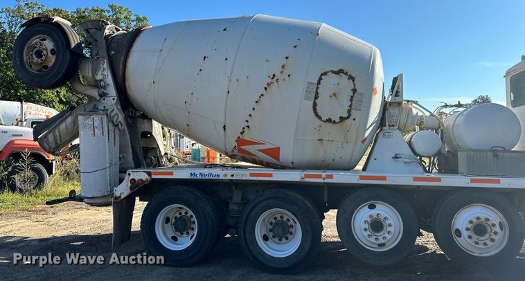 image for item DN0771 2004 International  5500i ready mix truck