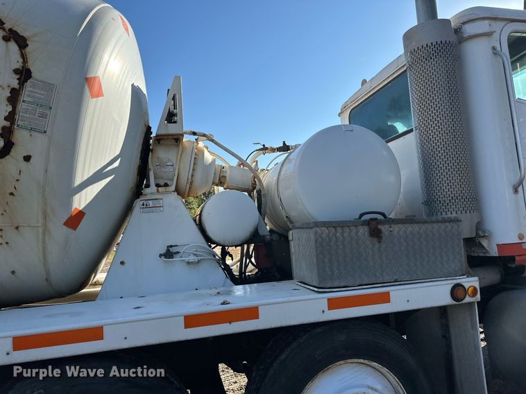 image for item DN0771 2004 International  5500i ready mix truck