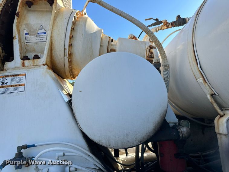 image for item DN0771 2004 International  5500i ready mix truck