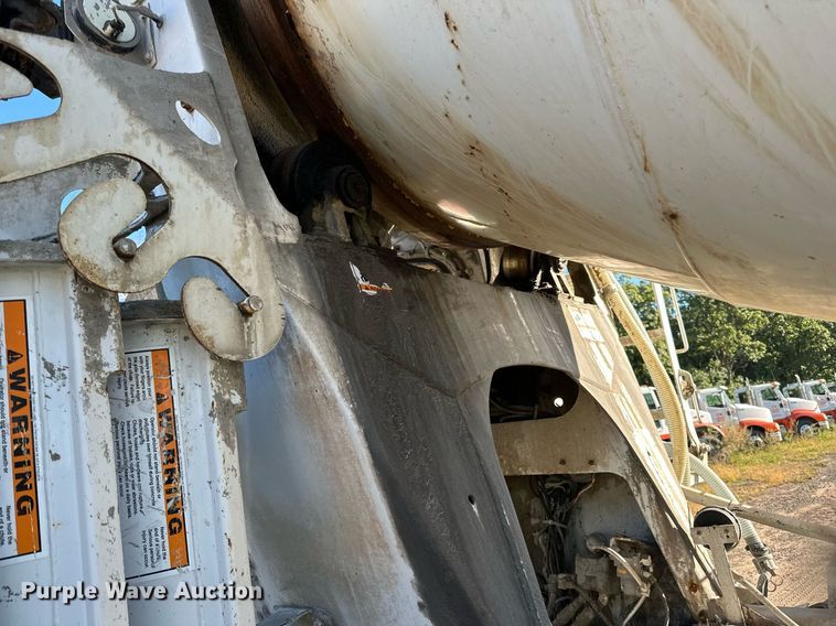 image for item DN0771 2004 International  5500i ready mix truck