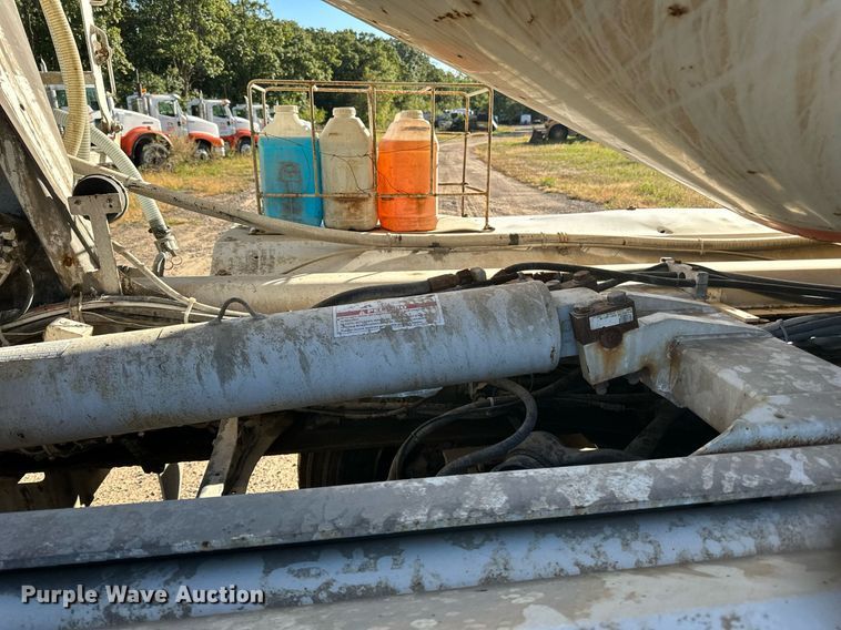 image for item DN0771 2004 International  5500i ready mix truck