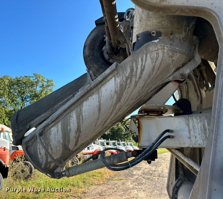 image for item DN0771 2004 International  5500i ready mix truck